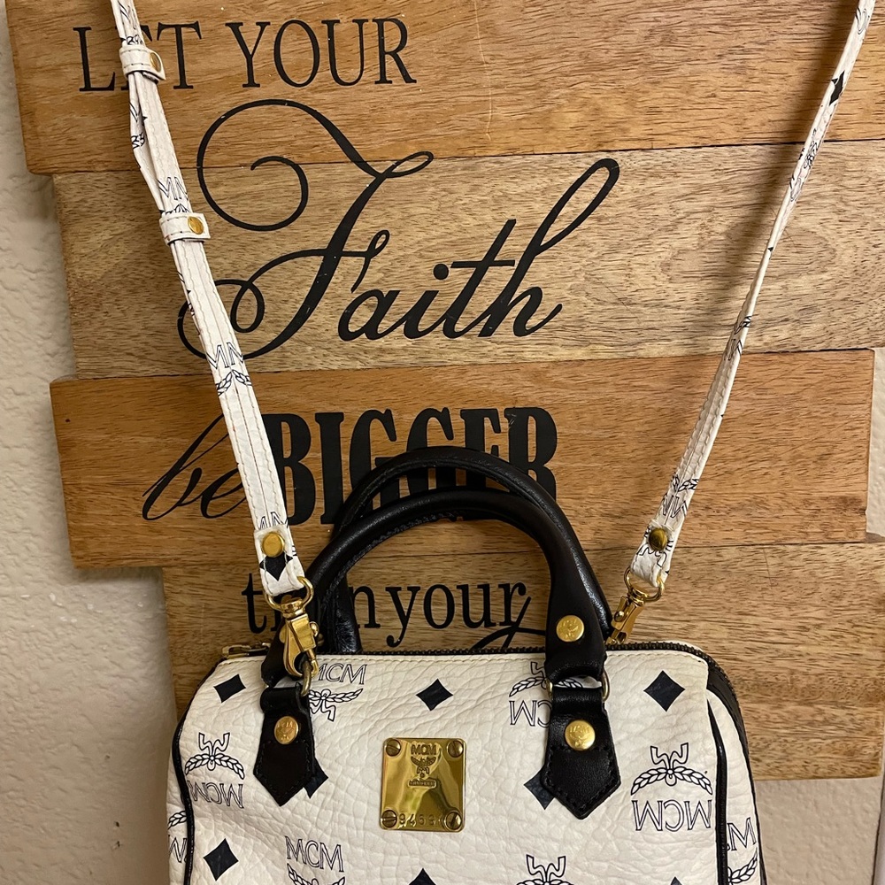 MCM nano Boston black/white with sling.